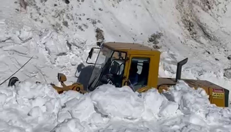 Esendere’de düşen çığ yol kapattı