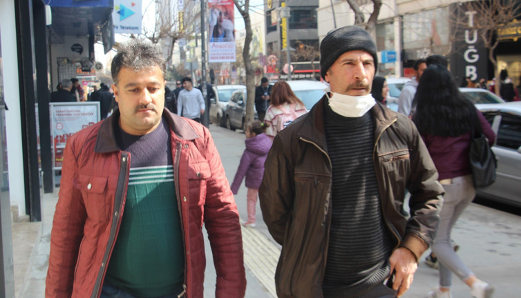 Vatandaşlar korona virüs tedbirlerini unuttu, maskeler çene altında kaldı