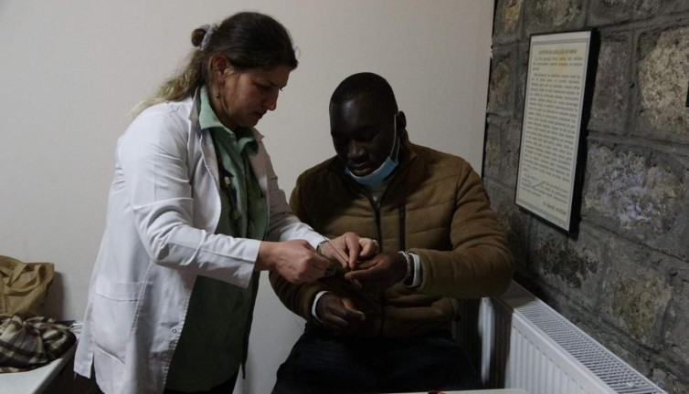 Afrika'dan geldi, Türkiye'de sanat dersi veriyor!