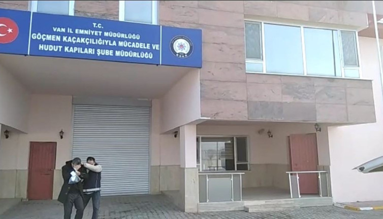 Van'da göçmen kaçakçılığına 4 gözaltı