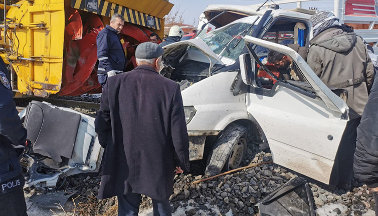 Tren, hemzemin geçitte kamyonete çarptı: 4 yaralı