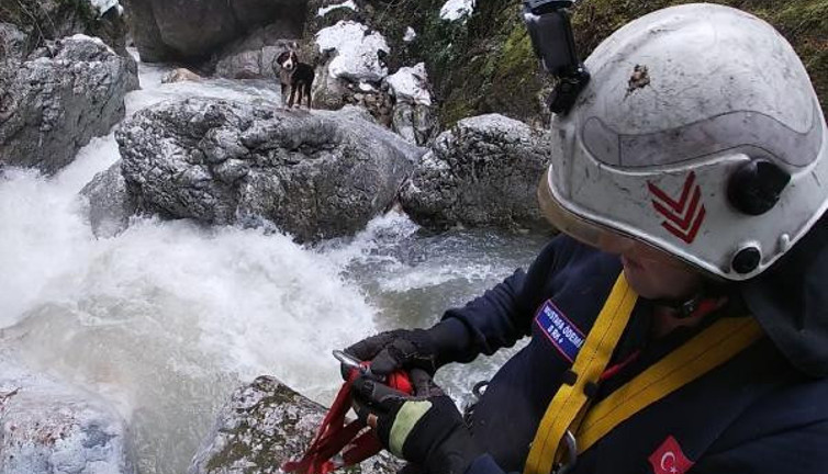 Derede mahsur kalan ‘Aliş’i itfaiye kurtardı