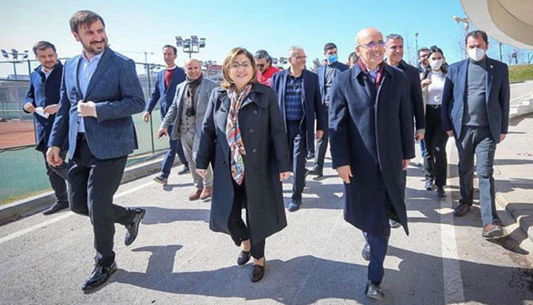 AKP'nin eski ağır toplarından Mehmet Şimşek partiye geri mi dönüyor? İşte Fatma Şahin ile çekilen fotoğrafın perde arkası