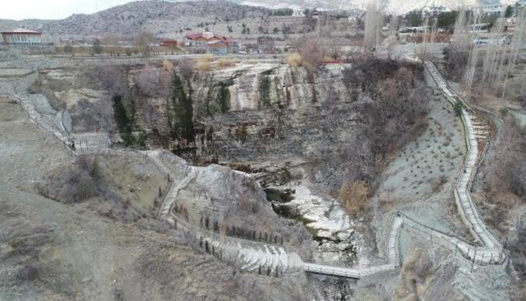 Türkiye'de bu da oldu... Ülkenin en ünlü şelalesinin suyunu kestiler