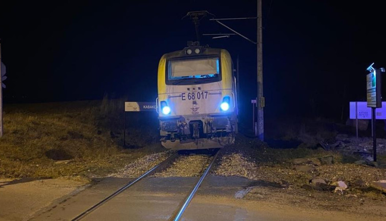 Kamyonet yük treniyle çarpıştı