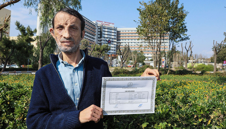 Türkiye’nin ilk yüz nakillisi Uğur Acar lise diplomasını aldı