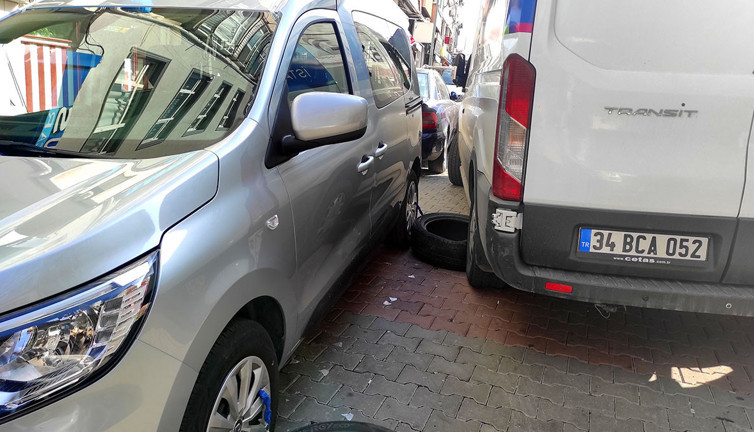 Araçları korumak ilginç yöntem görenleri şaşkına çevirdi! Yaygınlaşırsa kimse şaşırmasın…