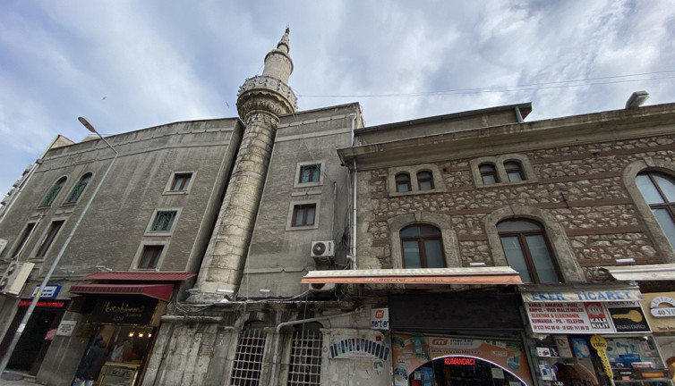 Tarihi caminin minaresi betonlaşmaya yenik düştü