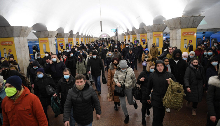 Ukrayna'da metro istasyonları sığınağa dönüştü