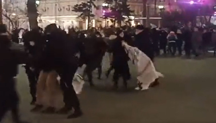 Putin'e karşı sokaklara döküldüler! Rus polisinden savaş karşıtlarına sert müdahale