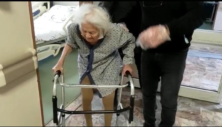 94 yaşında düştü kalçasını kırdı, ertesi gün yürüdü