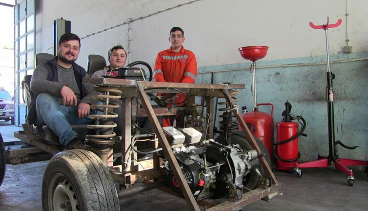 Hurda demirlerden otomobil yaptılar