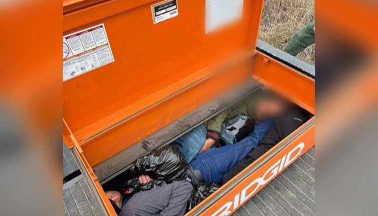 Alet kutusuna saklanmış halde yakalandılar. Nasıl sığdıklarına kimse anlam veremedi