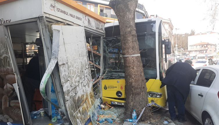 Belediye otobüsü halk ekmek büfesine daldı faciaya ramak kaldı