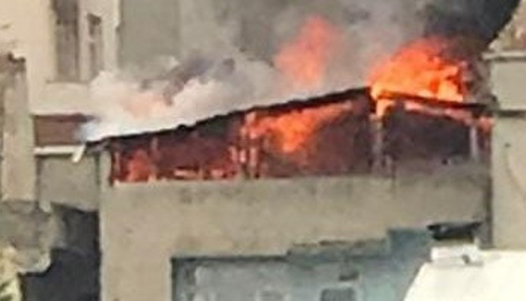 Priz alev aldı evi yaktı