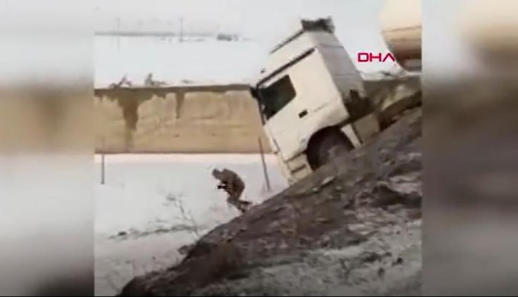 Yol kontrolü yapan asker tankerin altında kalmaktan son anda kurtuldu! İşte o anlar…