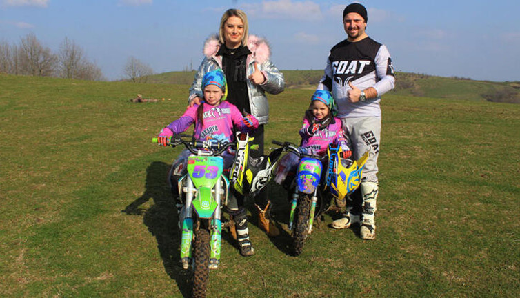 Motosiklet tutkuları küçük kızlarına da geçti, yarışlara hazırlanıyorlar
