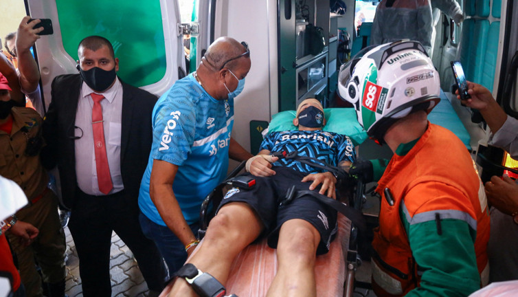 Taraftar takım otobüsüne saldırdı. Futbolcular hastanelik oldu