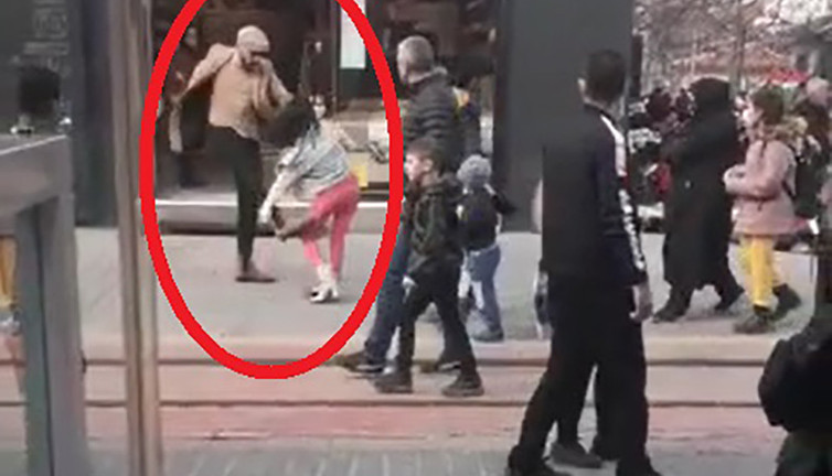 Caddede kadını tekmeledi! Çevredekiler tepki gösterince kaçtı…