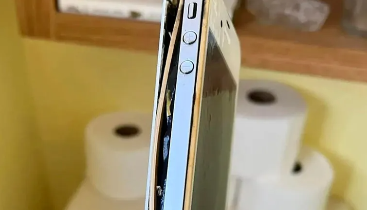 Kayıp olan Apple iPhone telefonunu 10 yıl sonra tuvalette buldu!