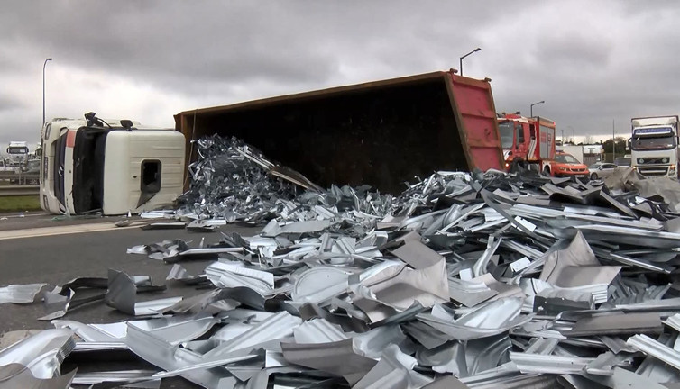 TEM Otoyolu’nda sac yüklü TIR devrildi! Yol trafiğe kapandı…