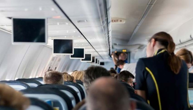 Bankacı Türk hostesin etek altı görüntülerini çekerken yakalandı