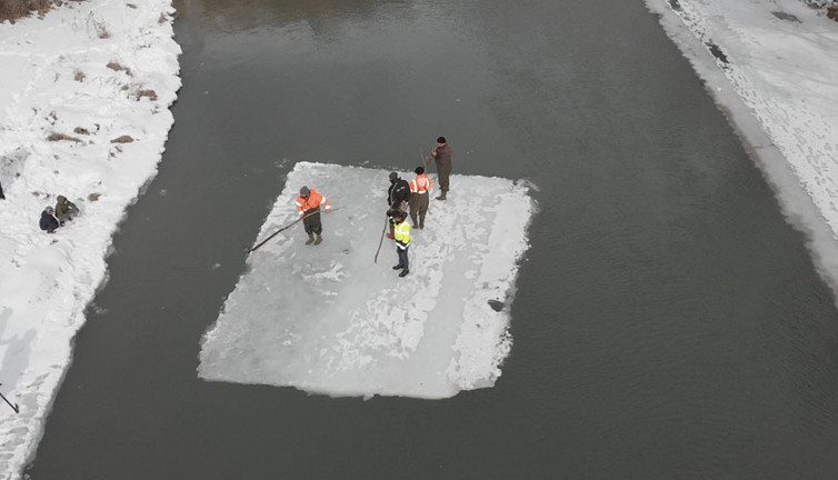 Eksi 15 derecede ‘Buzdan sal’ yapıp balık avladılar