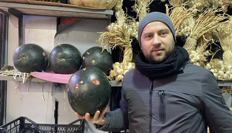 İlk karpuzlar tezgahta yiyebilene aşk olsun