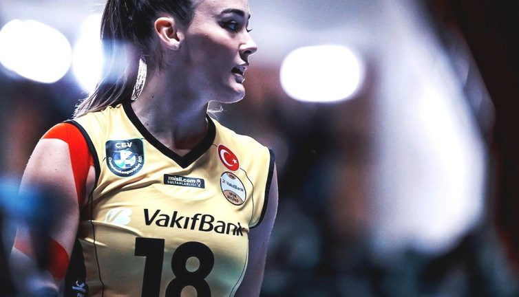 Hayranları güzel voleybolcunun saçlarını beğenmediler