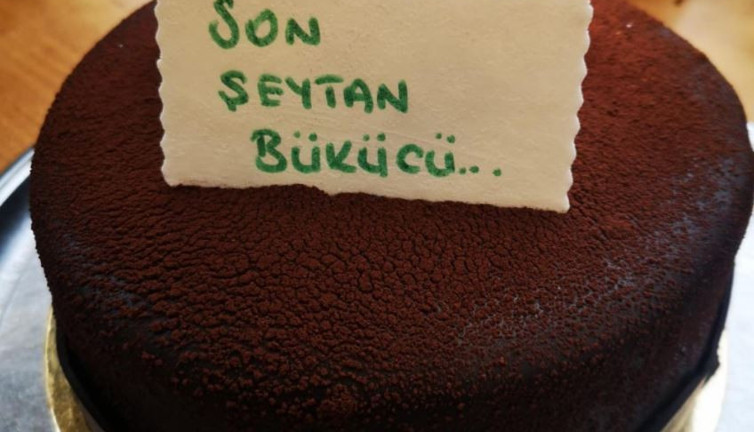 BİP'çilerin korkulu rüyası son şeytan bükücü İsmail Er doğum gününü kutladı! Arkadaşlarının getirdiği pastadaki not dikkat çekti