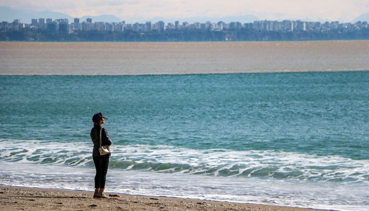 Konyaaltı sahili çamur rengini aldı! Görenler hemen telefonlara sarıldı...