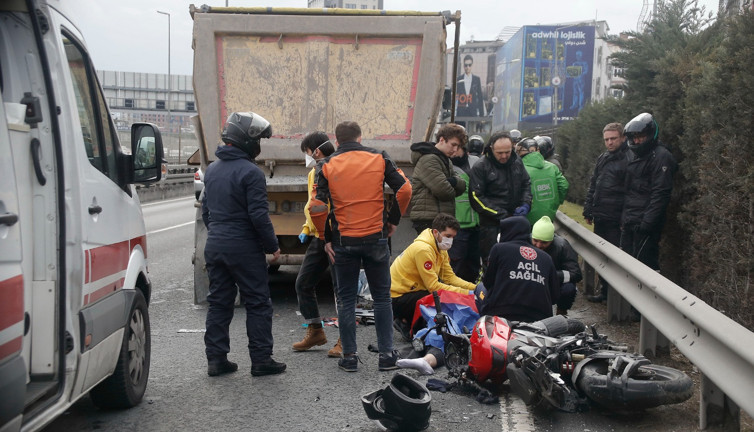 Hafriyat kamyonuna çarpan motosikletteki yolcu öldü