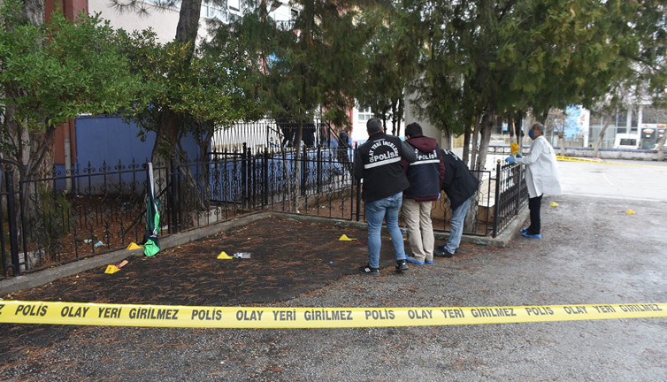 İlkokul bahçesindeki kavgada kan aktı: 2 yaralı