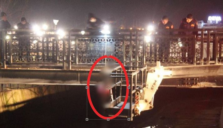 Üst geçitte asılı ceset alarmı