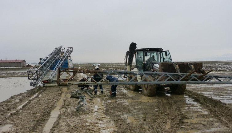 Fırtına dev gibi elektrik direklerini devirdi