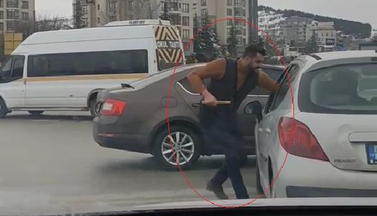 Kırmızı ışıkta geçen trafik magandası çekiçle terör estirdi