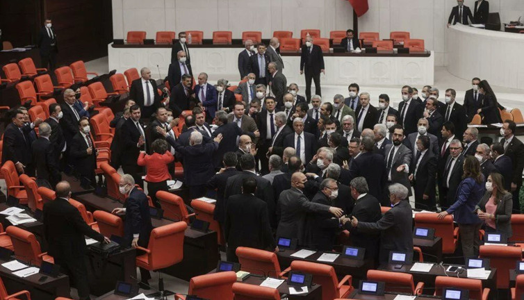 Meclis'te yumruklu kavga. CHP'li ve MHP'li vekiller birbirine girdi