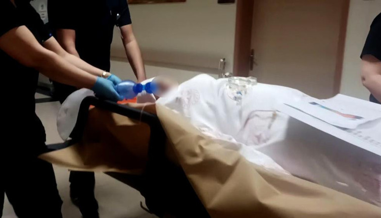 4 çocuk annesine pusu. Kocası kafasından vurdu