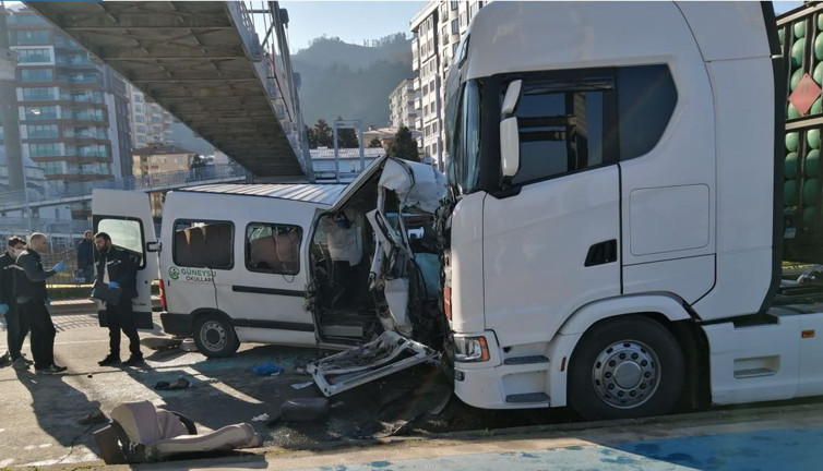 Öğrenci servisi TIR’a çarptı! Ölü ve yaralılar var…