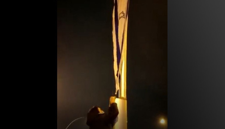 Ankara'da protokol yoluna asılan İsrail bayraklarını yırttılar