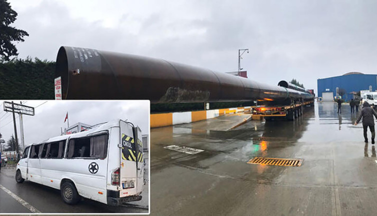 İşçi servisi TIR’ın taşıdığı boruya çarptı! Tavan çöktü, yaralılar var...