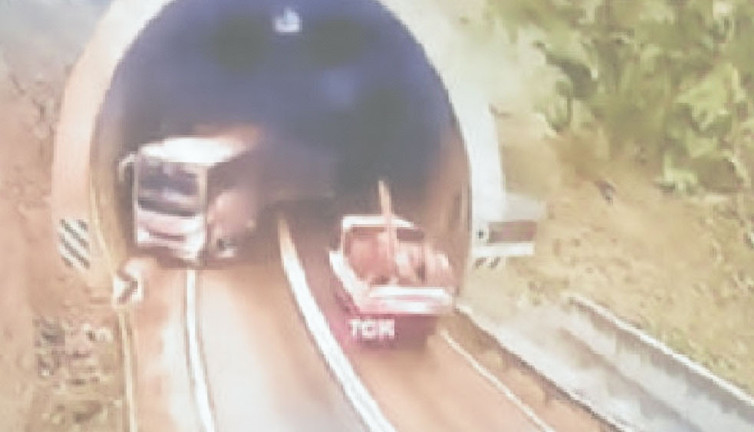 TIR'ın dorsesi midibüse çarptı; 6 kişinin yaralandığı kaza anı kamerada