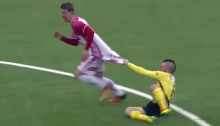 Rakibi geçmesin diye 10 metre boyunca formasından çekti.