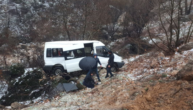 Öğrenci servisi şarampole devrildi: 10 yaralı