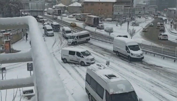 İstanbul’da yollar buz pistine döndü! Otomobil metrelerce sürüklendi…