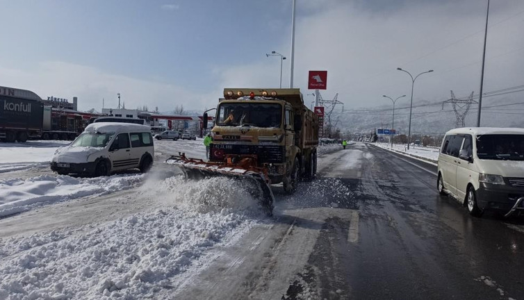 Kapalı yolları açan ekip karda mahsur kaldı