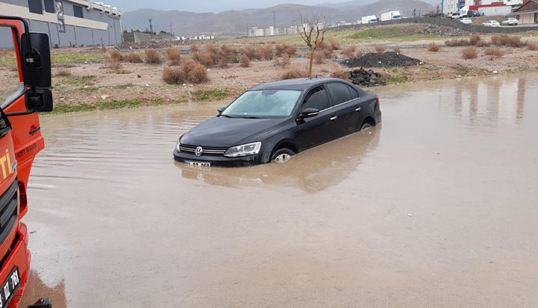 Sağanak sonrası yollar göle döndü! 3 kişilik aile araçta mahsur kaldı…