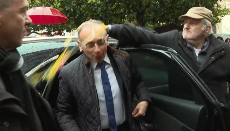 Fransa'da Cumhurbaşkanı adayı Zemmour'a yumurtalı saldırı