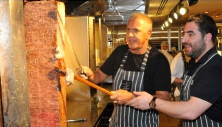 Dünyaca ünlü yıldız, dönerin tadına bayılınca tezgahın başına geçti