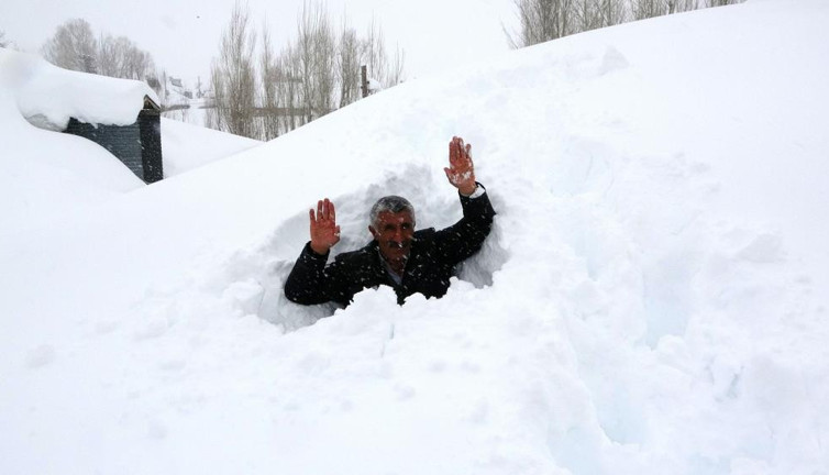 Muş’ta kar bir köyü yuttu